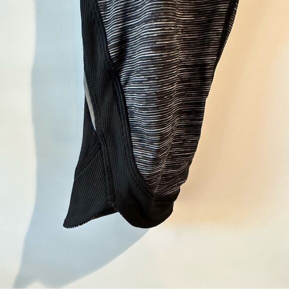 Lululemon Leggings Run Chase Me Crop SZ 6 - Picture 9 of 13